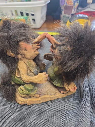 Statuina coppia troll bacio